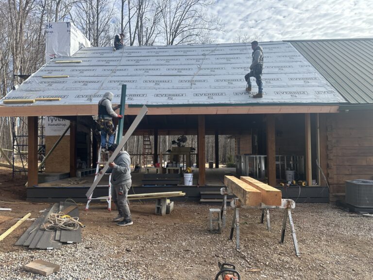 Daño estructural oculto descubierto durante un reemplazo de siding en Knoxville, justificando la cláusula de integridad estructural.