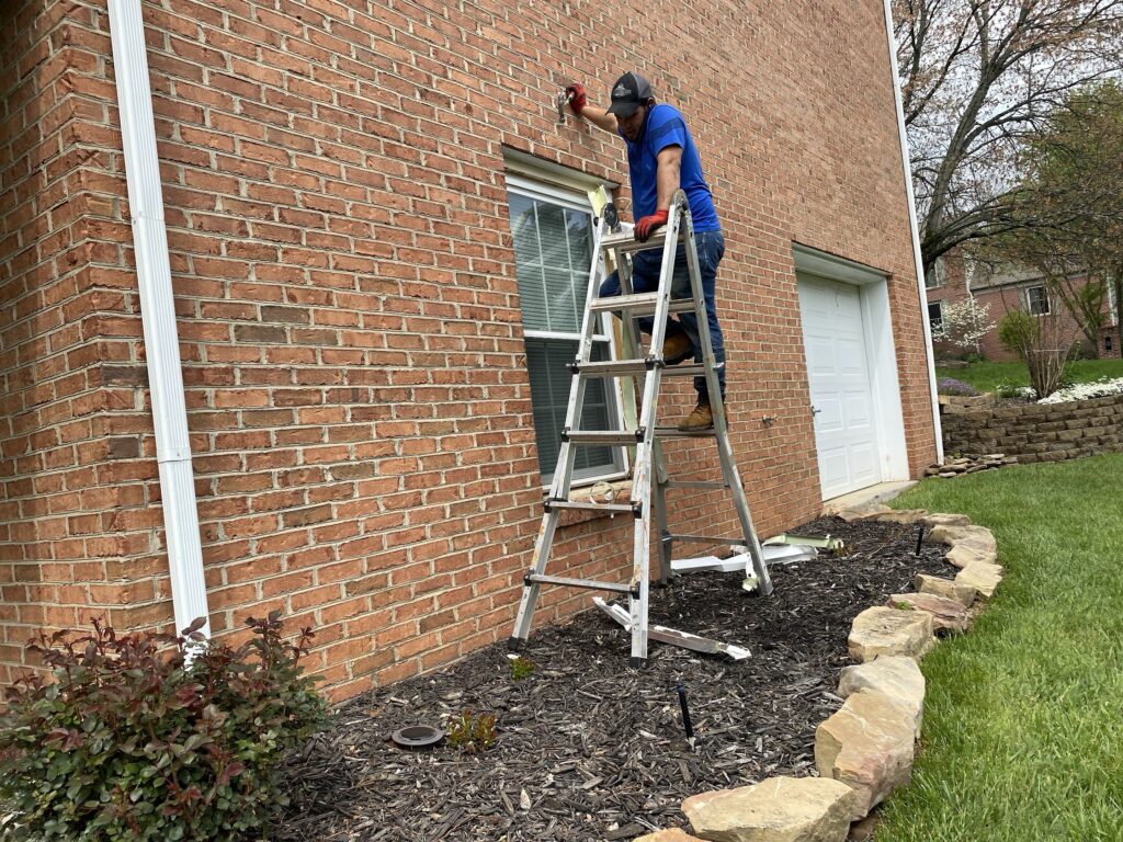 Examples of common window problems like sticking frames and foggy glass seals.