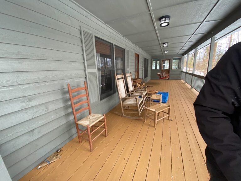 Instalación de siding de madera procesada LP SmartSide en Knoxville por MI Homesiding & Roofing, destacando su resistencia superior a la humedad de Tennessee.