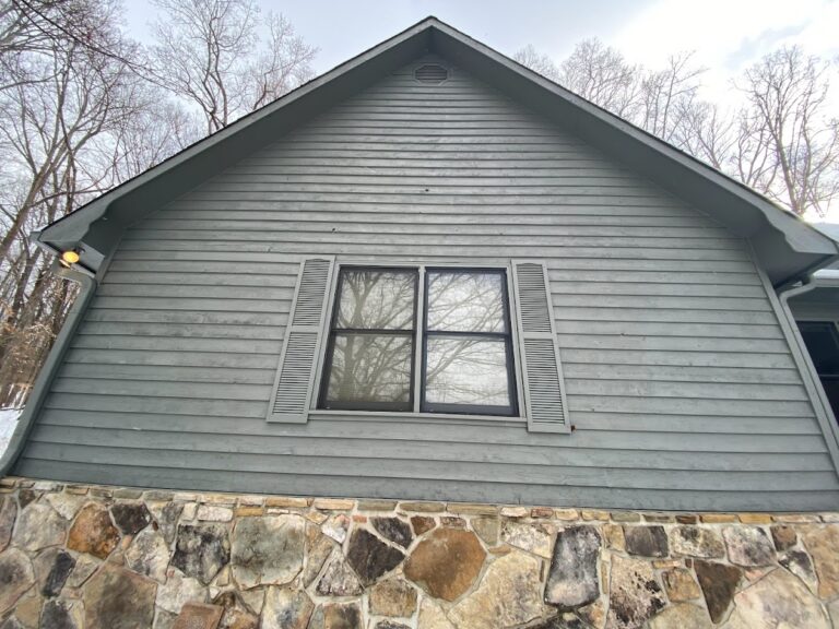 Instalación de siding de cedro natural en una casa de gama alta en Knoxville, TN. MI Homesiding & Roofing resalta la belleza y calidez de la madera real con acabados profesionales.
