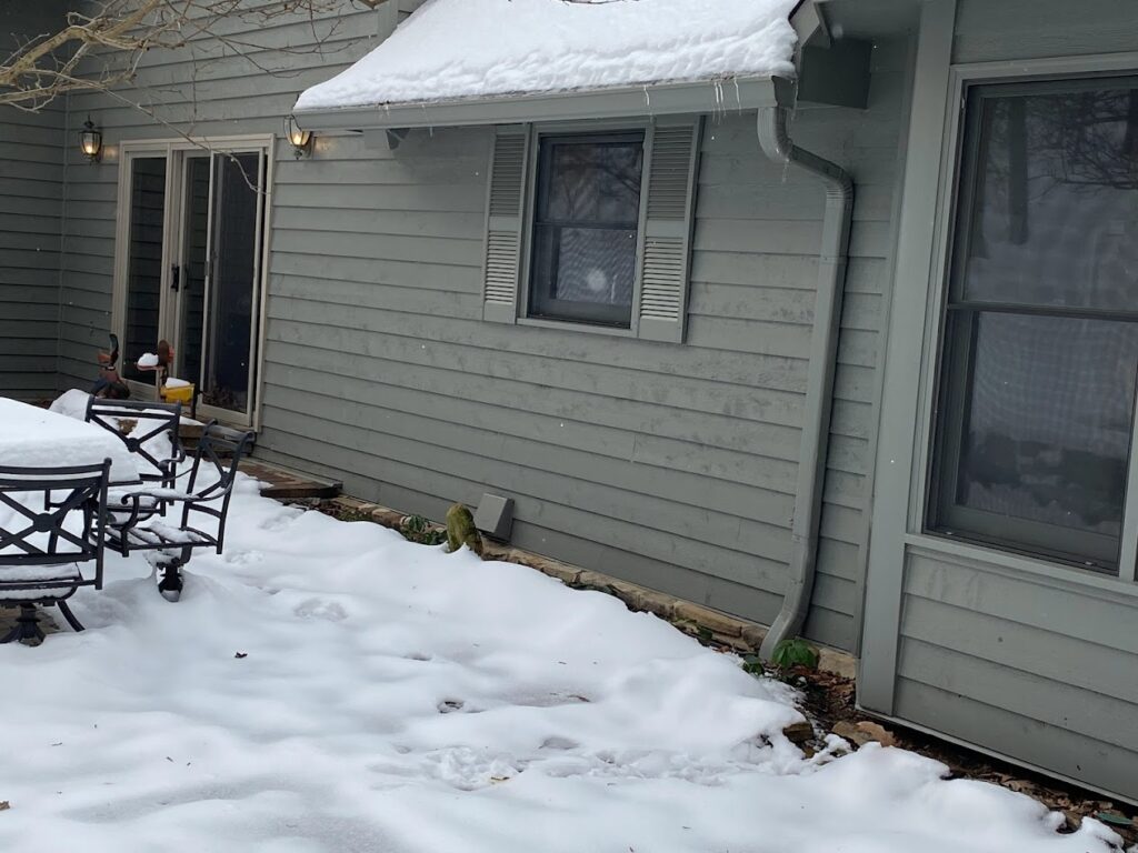 Primer plano de esquinas de cedro cortadas a inglete (mitred corners) con precisión milimétrica. La calidad de MI Homesiding & Roofing se nota en los detalles de carpintería exterior.