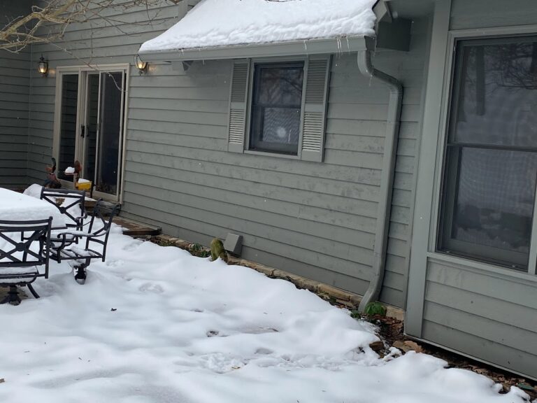 Primer plano de esquinas de cedro cortadas a inglete (mitred corners) con precisión milimétrica. La calidad de MI Homesiding & Roofing se nota en los detalles de carpintería exterior.