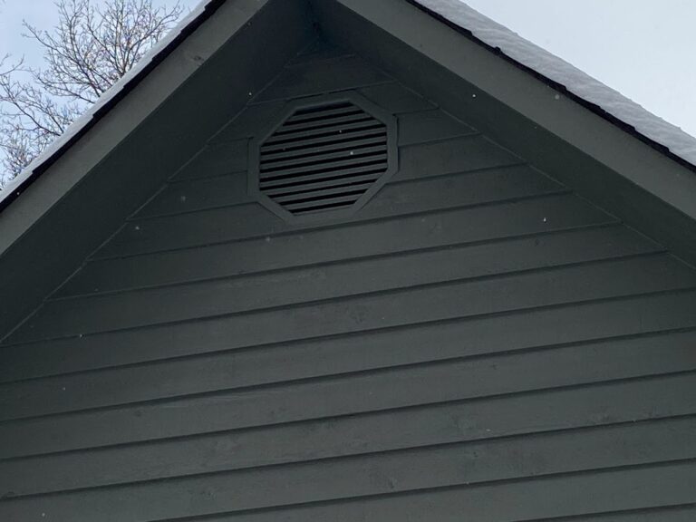 Aplicación de sellador y tinte protector sobre siding de cedro nuevo para resistir la lluvia intensa y la humedad de Knoxville, prolongando la vida útil del material