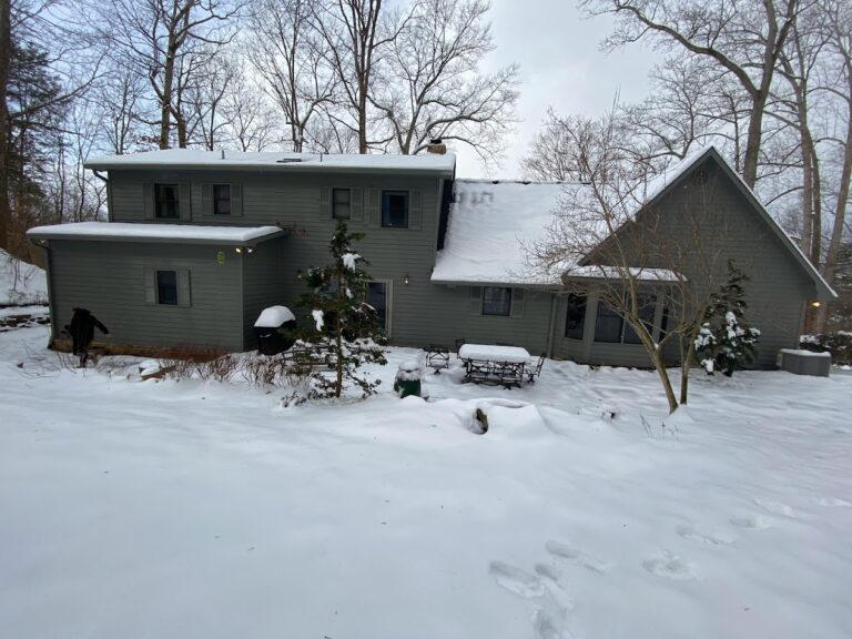 Detalle técnico de la cámara de aire (rain screen) detrás del siding de cedro. MI Homesiding & Roofing instala sistemas que permiten que la madera respire y drene la humedad típica de East Tennessee.