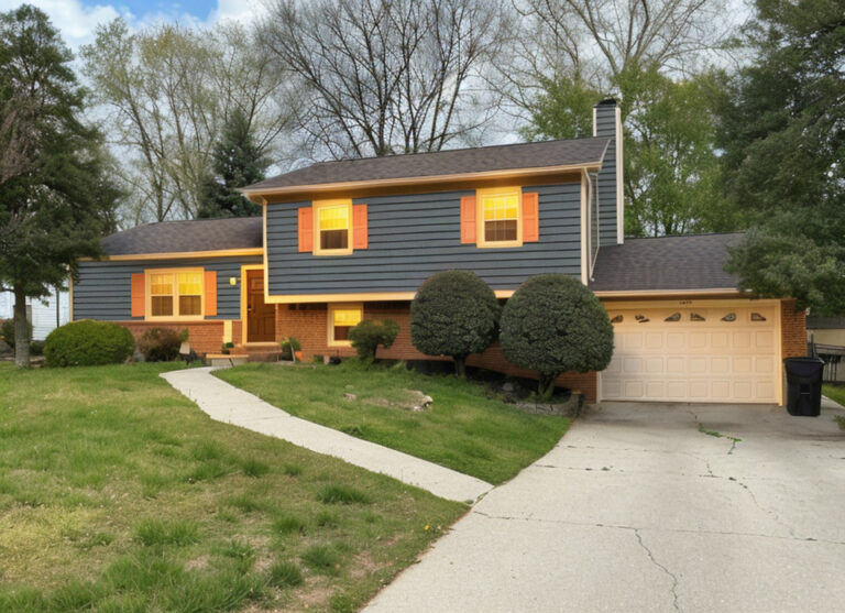 Un instalador profesional de MI Homesiding & Roofing coloca siding de madera de cedro en una casa tradicional en Knoxville, TN, con las Smoky Mountains de fondo.