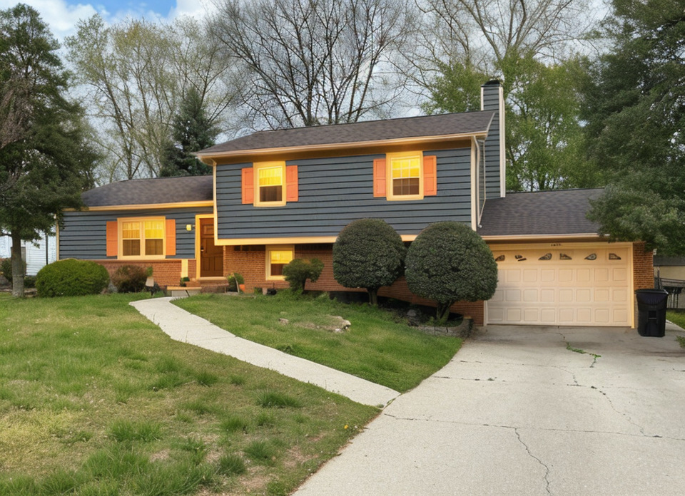 Un instalador profesional de MI Homesiding & Roofing coloca siding de madera de cedro en una casa tradicional en Knoxville, TN, con las Smoky Mountains de fondo.