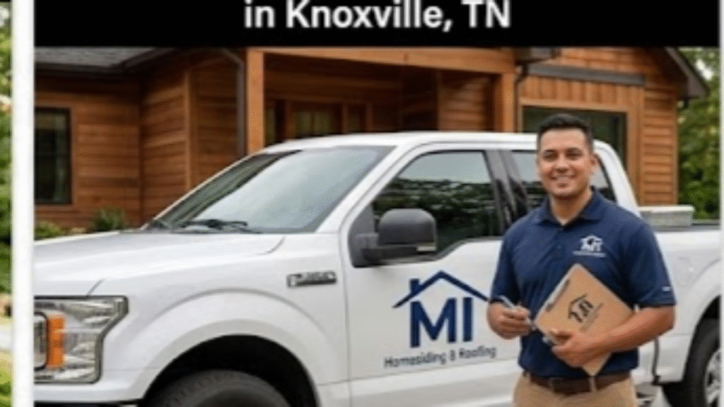 Un consultor técnico de MI Homesiding & Roofing, con camisa branded y clipboard, usa un nivel para inspeccionar una pared existente cerca de un canalón, explicándole los hallazgos técnicos al dueño de la casa en Knoxville.