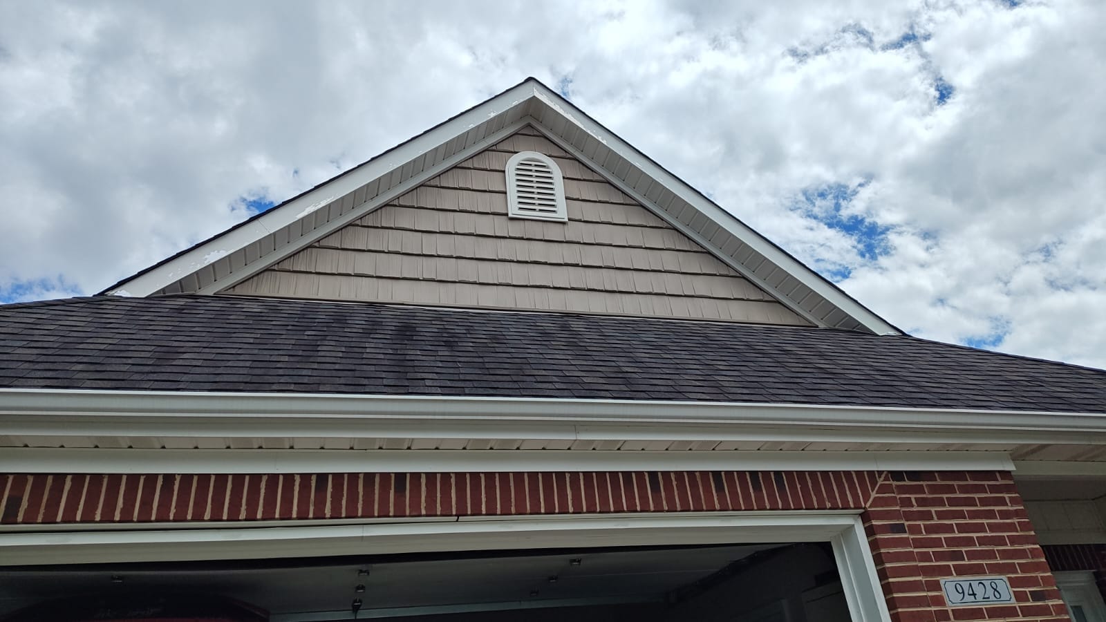 If your Farragut home has loose panels, faded vinyl, rotted trim — acee 474b