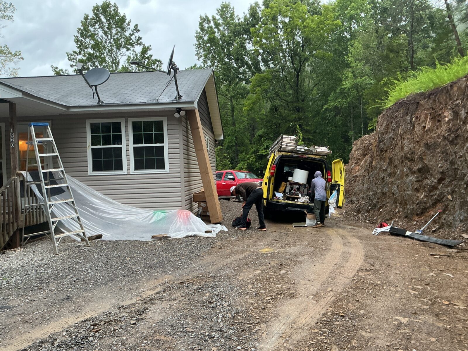 MI Homesiding crew and work van at a Knoxville, TN home during a gutter job